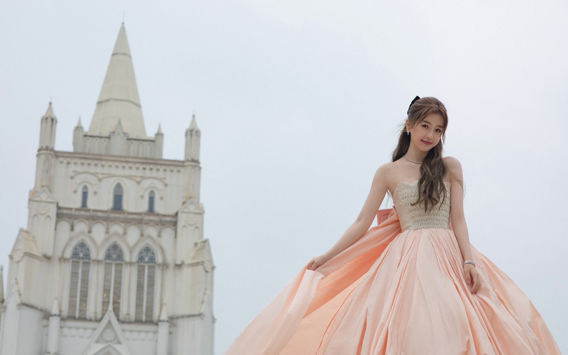 Panda Sports-黄蜂举办“夜光球赛”，全场关灯只留荧光线条，250大黄蜂光束灯大歌